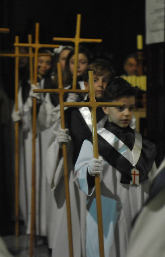 La Cofradía de Nuestro Padre Jesús Resucitado, María Santísima de la Alegría y Las Lágrimas de San Pedro, y representaciones de las demás cofradías acompañan al paso Las Lágrimas de San Pedro (obra atribuida a Pedro de Ávila en 1720)