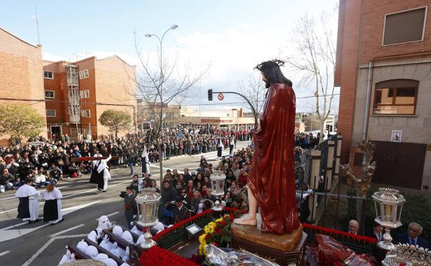 Nuestro Padre Jesús del Vía Crucis sale de la Iglesia de San Juan de Mata arropado por numeroso público.