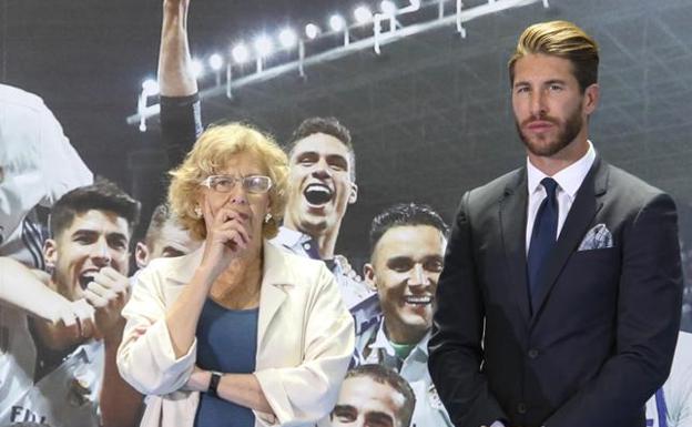 Manuela Carmena posa junto a Sergio Ramos. 