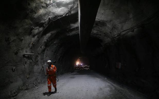 Un minero camina por uno de los túneles del Teniente. 