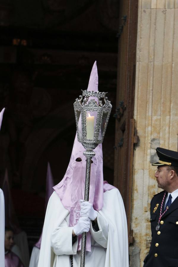 La Hermandad del Santísimo Cristo de la Agonía no pasó ni por la Plaza Mayor ni por la Catedral y lució lazos azules en apoyo a las personas con autismo 