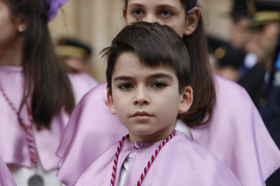 La Hermandad del Santísimo Cristo de la Agonía no pasó ni por la Plaza Mayor ni por la Catedral y lució lazos azules en apoyo a las personas con autismo 