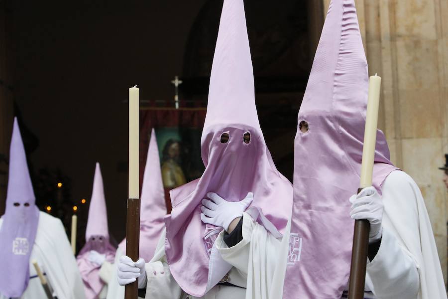 La Hermandad del Santísimo Cristo de la Agonía no pasó ni por la Plaza Mayor ni por la Catedral y lució lazos azules en apoyo a las personas con autismo 