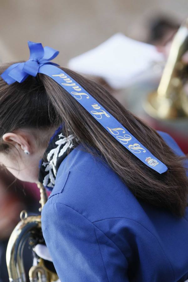 La Hermandad del Santísimo Cristo de la Agonía no pasó ni por la Plaza Mayor ni por la Catedral y lució lazos azules en apoyo a las personas con autismo 