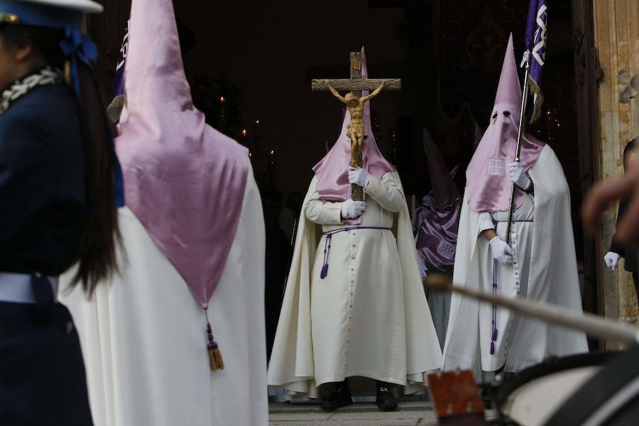 La Hermandad del Santísimo Cristo de la Agonía no pasó ni por la Plaza Mayor ni por la Catedral y lució lazos azules en apoyo a las personas con autismo 