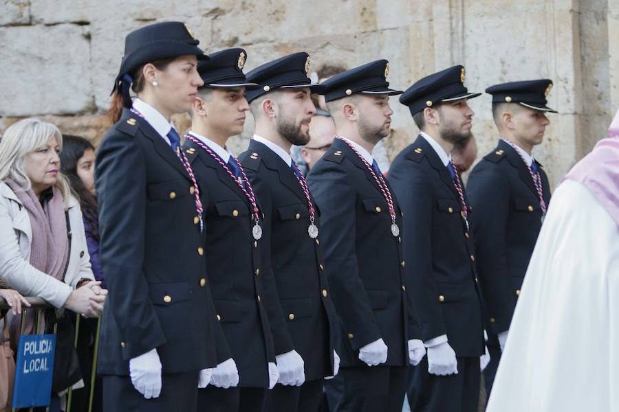 La Hermandad del Santísimo Cristo de la Agonía no pasó ni por la Plaza Mayor ni por la Catedral y lució lazos azules en apoyo a las personas con autismo 