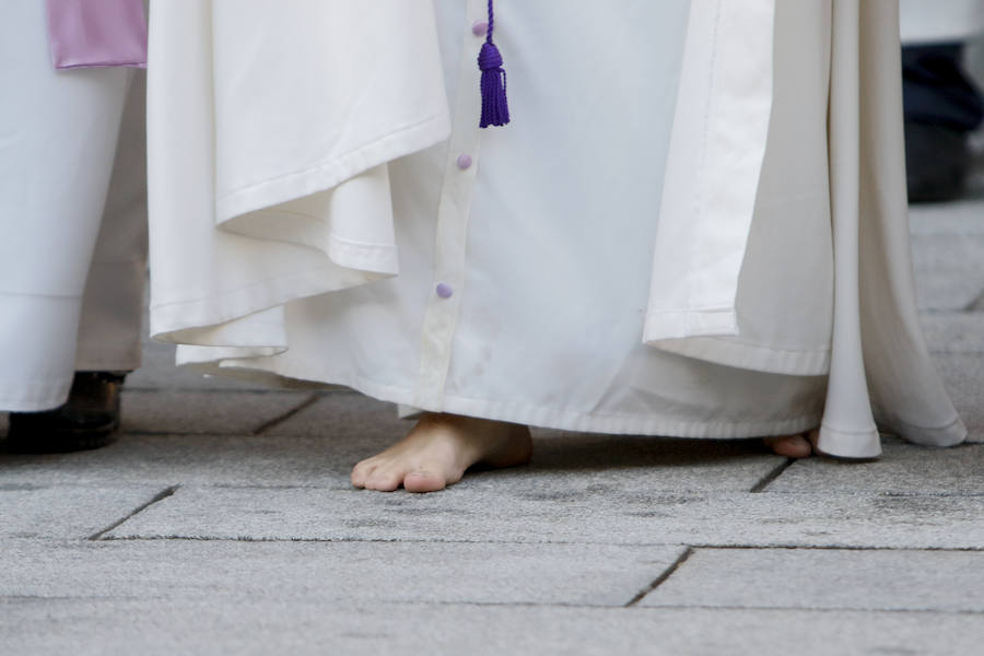 La Hermandad del Santísimo Cristo de la Agonía no pasó ni por la Plaza Mayor ni por la Catedral y lució lazos azules en apoyo a las personas con autismo 