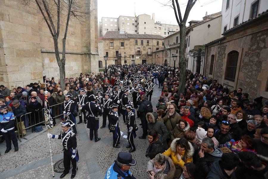 La Hermandad del Santísimo Cristo de la Agonía no pasó ni por la Plaza Mayor ni por la Catedral y lució lazos azules en apoyo a las personas con autismo 