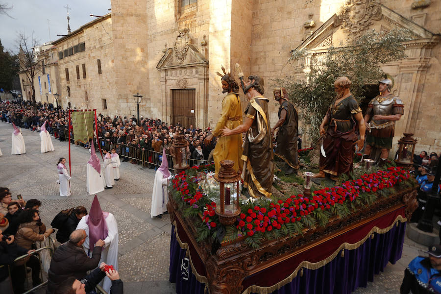 La Hermandad del Santísimo Cristo de la Agonía no pasó ni por la Plaza Mayor ni por la Catedral y lució lazos azules en apoyo a las personas con autismo 