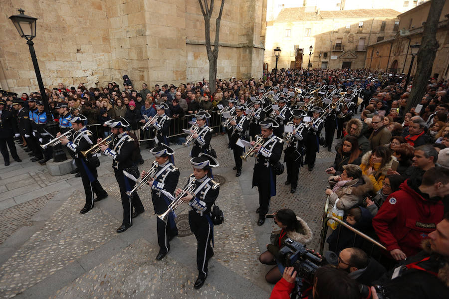 La Hermandad del Santísimo Cristo de la Agonía no pasó ni por la Plaza Mayor ni por la Catedral y lució lazos azules en apoyo a las personas con autismo 