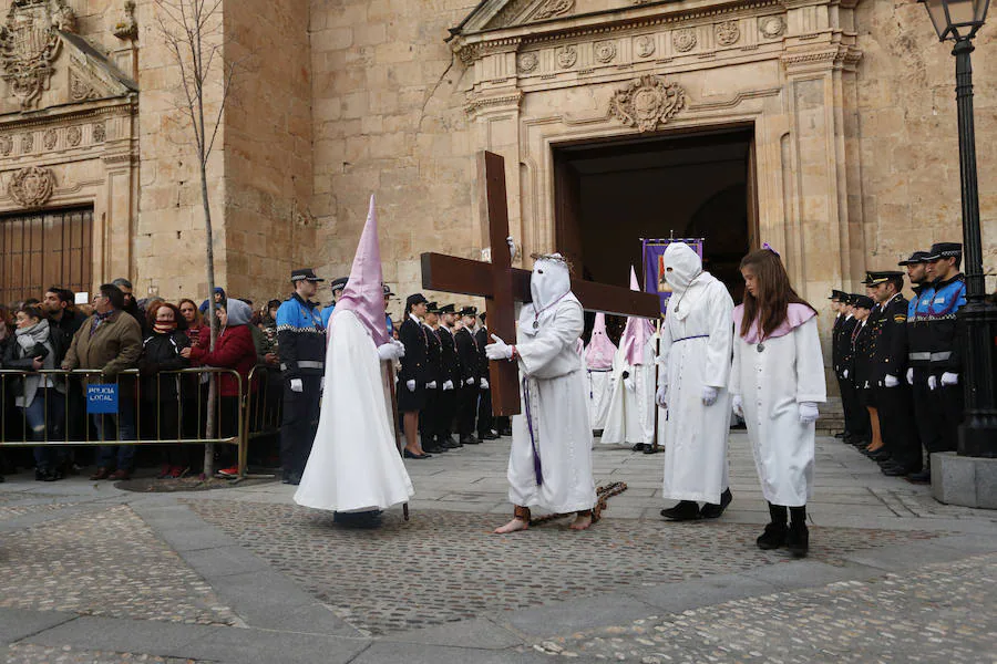 La Hermandad del Santísimo Cristo de la Agonía no pasó ni por la Plaza Mayor ni por la Catedral y lució lazos azules en apoyo a las personas con autismo 