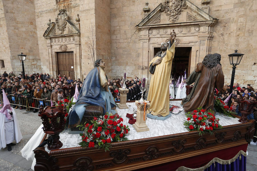 La Hermandad del Santísimo Cristo de la Agonía no pasó ni por la Plaza Mayor ni por la Catedral y lució lazos azules en apoyo a las personas con autismo 