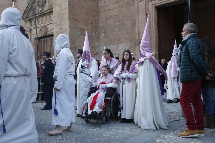 La Hermandad del Santísimo Cristo de la Agonía no pasó ni por la Plaza Mayor ni por la Catedral y lució lazos azules en apoyo a las personas con autismo 