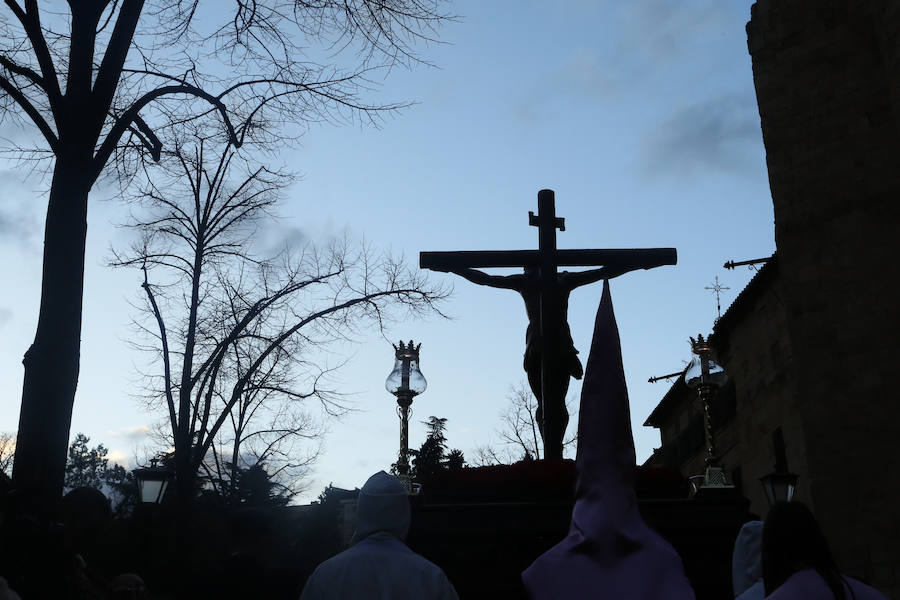 La Hermandad del Santísimo Cristo de la Agonía no pasó ni por la Plaza Mayor ni por la Catedral y lució lazos azules en apoyo a las personas con autismo 
