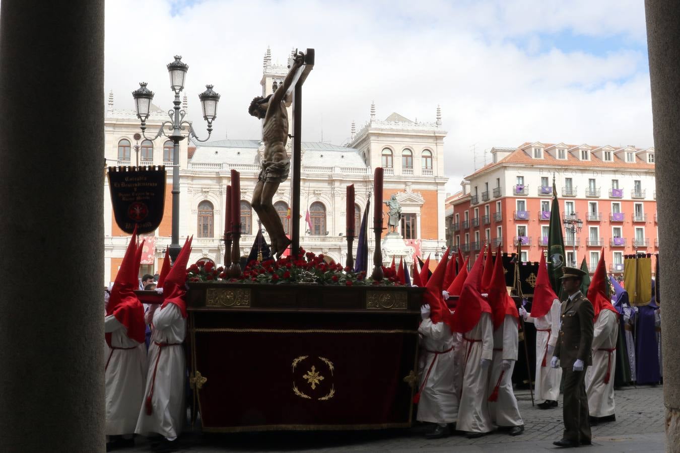 Por indicaciones del Museo Nacional de Escultura, las Siete Palabras no estuvieron representadas por los siete pasos, de forma que únicamente el Cristo de las Mercedes junto a los dos ladrones presidieron el acto