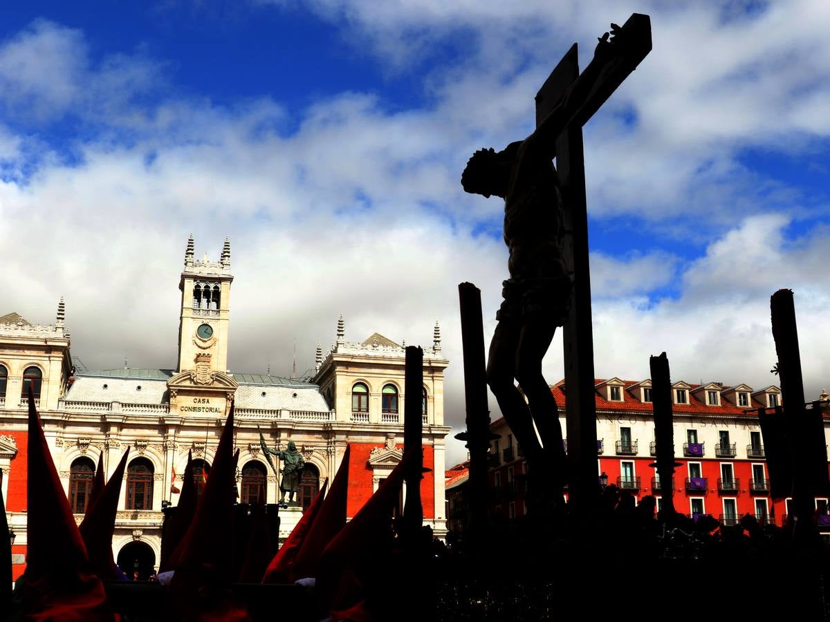 Por indicaciones del Museo Nacional de Escultura, las Siete Palabras no estuvieron representadas por los siete pasos, de forma que únicamente el Cristo de las Mercedes junto a los dos ladrones presidieron el acto