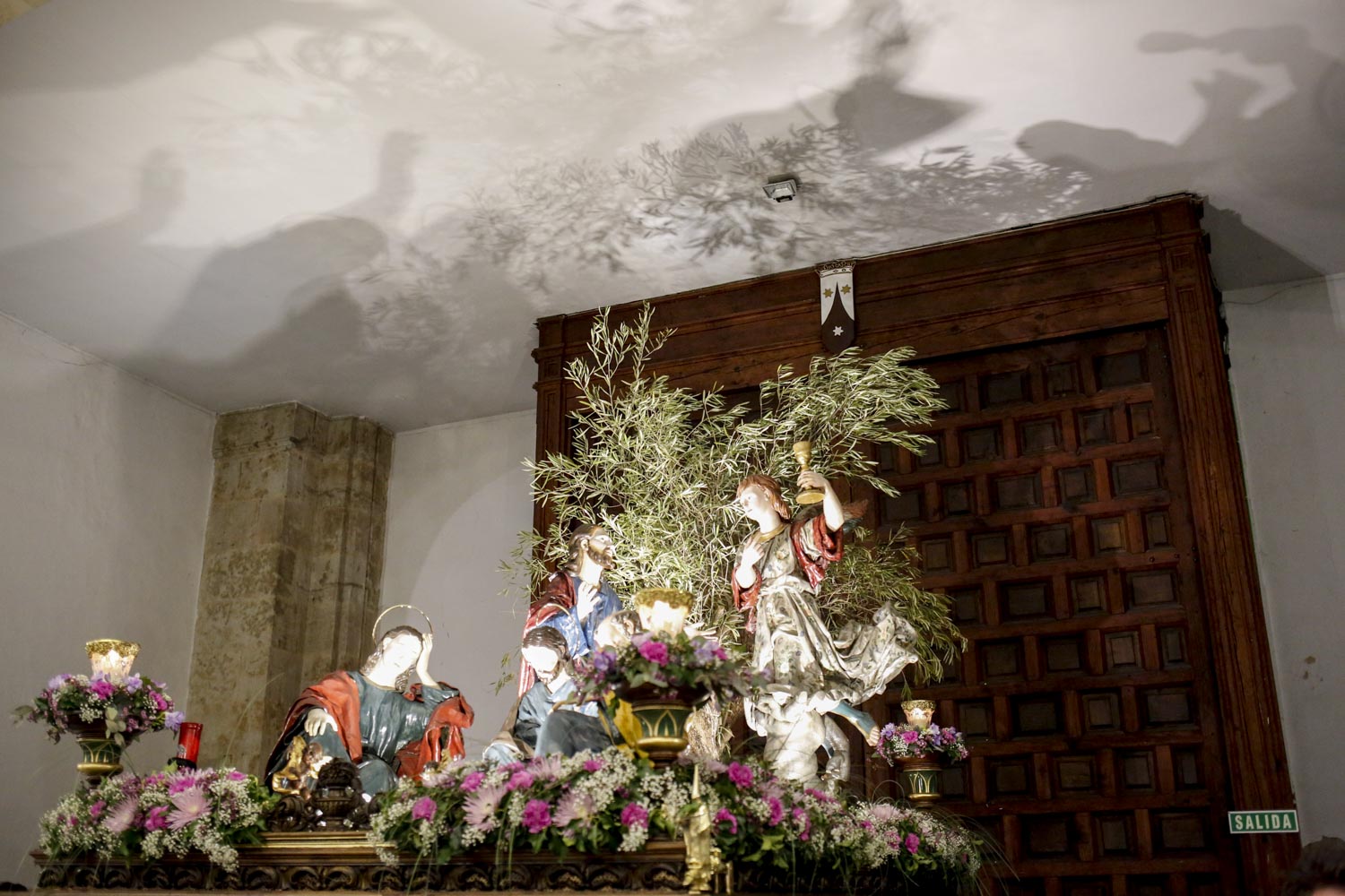 En los cuatro templos momentos de tristeza y oración, en una tarde sin ningún paso en la calle