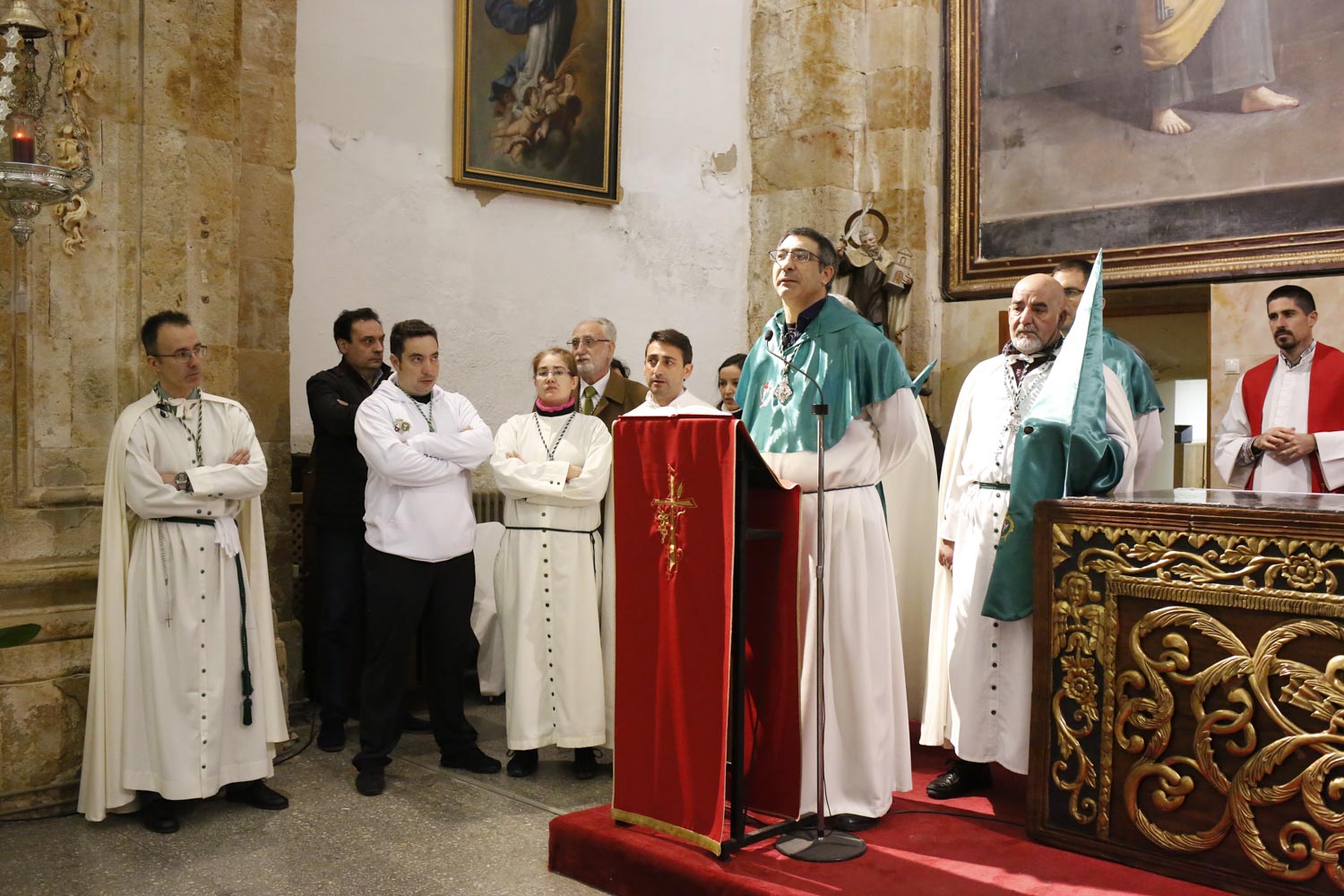 En los cuatro templos momentos de tristeza y oración, en una tarde sin ningún paso en la calle