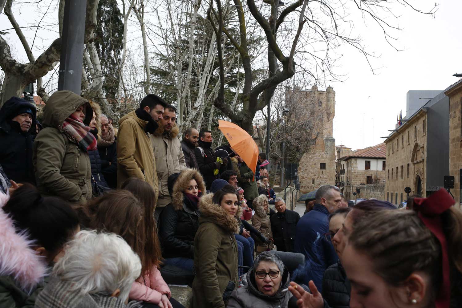 En los cuatro templos momentos de tristeza y oración, en una tarde sin ningún paso en la calle