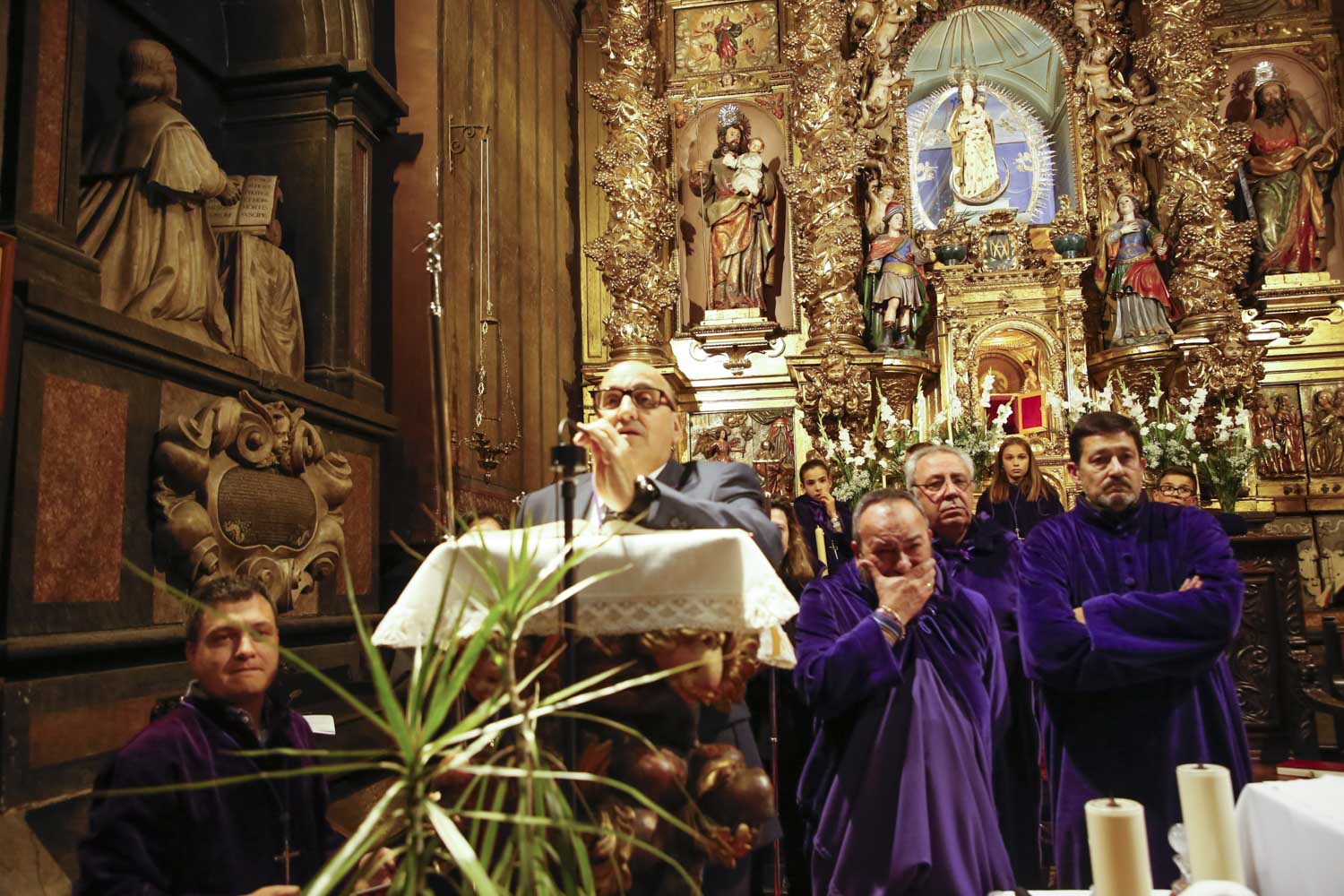 En los cuatro templos momentos de tristeza y oración, en una tarde sin ningún paso en la calle