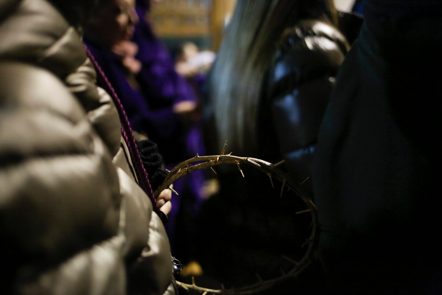 En los cuatro templos momentos de tristeza y oración, en una tarde sin ningún paso en la calle