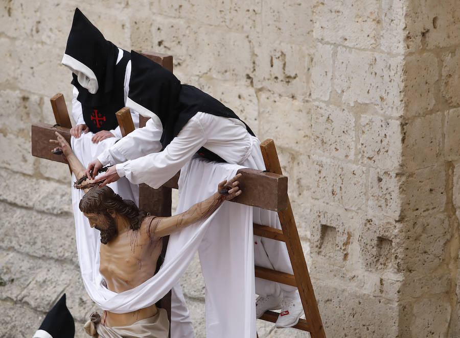 Fotos: Descendimiento y procesión del Santo Entierro en la catedral de Palencia