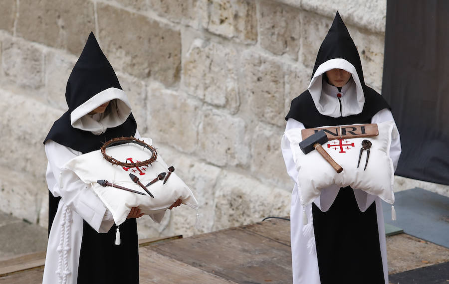 Fotos: Descendimiento y procesión del Santo Entierro en la catedral de Palencia