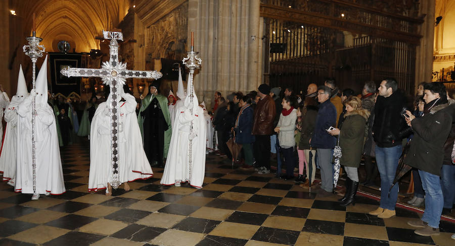 Fotos: Descendimiento y procesión del Santo Entierro en la catedral de Palencia