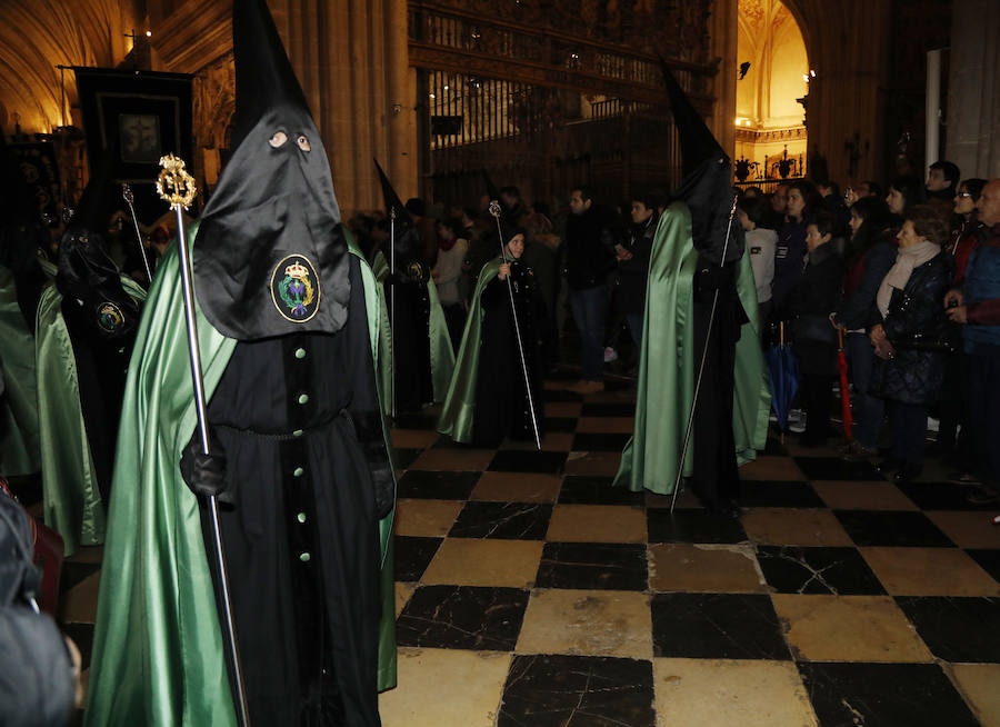 Fotos: Descendimiento y procesión del Santo Entierro en la catedral de Palencia