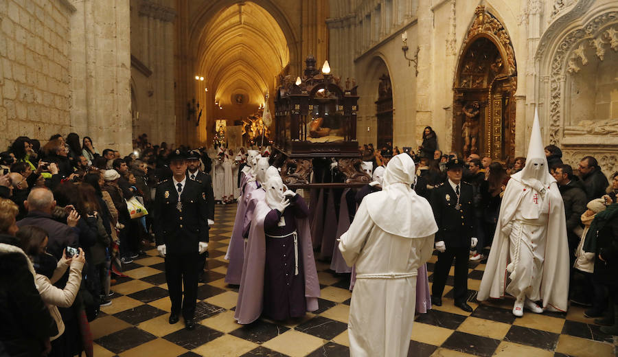 Fotos: Descendimiento y procesión del Santo Entierro en la catedral de Palencia