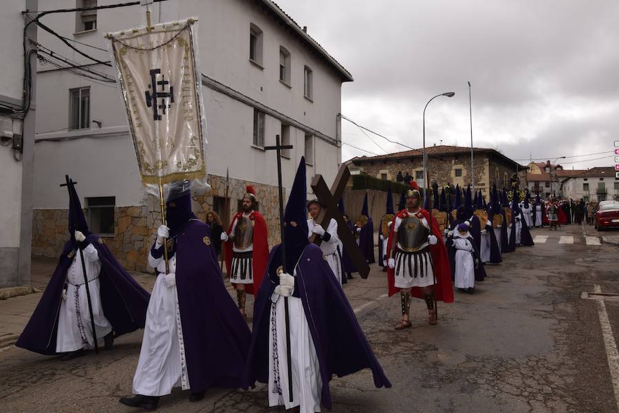 Fotos: La nieve impide la procesión general de Guardo, que sí celebra el Via Crucis