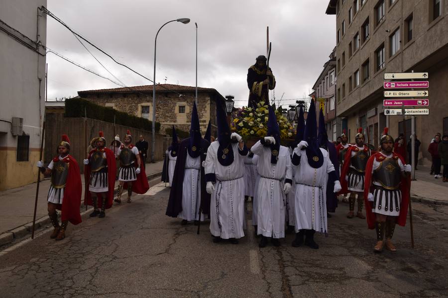 Fotos: La nieve impide la procesión general de Guardo, que sí celebra el Via Crucis