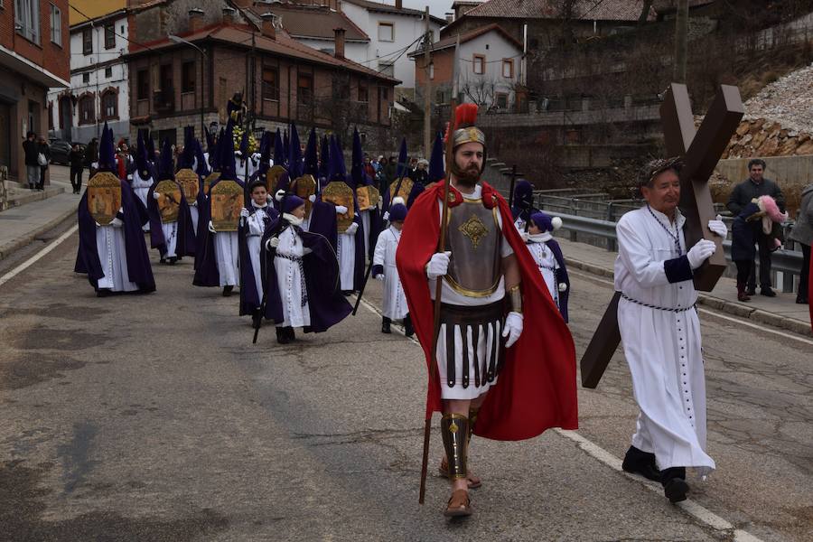 Fotos: La nieve impide la procesión general de Guardo, que sí celebra el Via Crucis