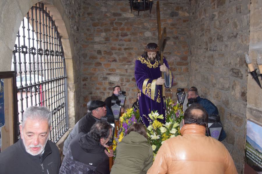 Fotos: La nieve impide la procesión general de Guardo, que sí celebra el Via Crucis