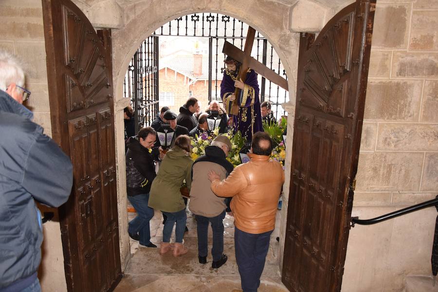 Fotos: La nieve impide la procesión general de Guardo, que sí celebra el Via Crucis