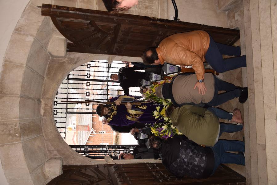 Fotos: La nieve impide la procesión general de Guardo, que sí celebra el Via Crucis