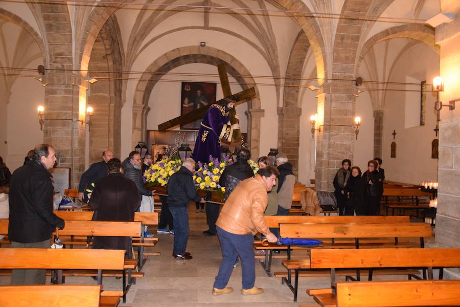 Fotos: La nieve impide la procesión general de Guardo, que sí celebra el Via Crucis