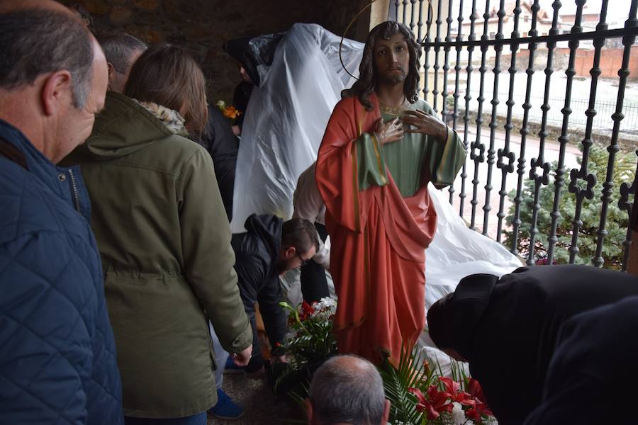 Fotos: La nieve impide la procesión general de Guardo, que sí celebra el Via Crucis