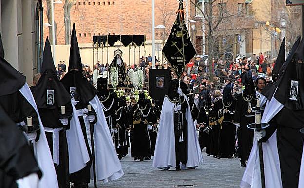 La procesión de la Dolroosa, a su paso por la calle de Muerte y Vida. Tanarro