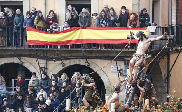 Galería. Procesión de Los Pasos a su llegada de la Plaza Mayor.