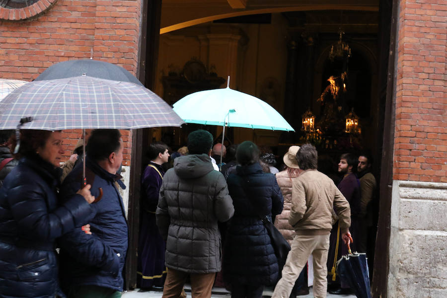 La Iglesia de la Vera Cruz, la iglesia de Nuestro Padre Jesús el Nazareno y la iglesia de las Angustias fueron algunas de las iglesias que abrieron sus puertas para poder ver las imágenes ya que por la lluvia no pudieron hacer su recorrido por las calles vallisoletanas. 