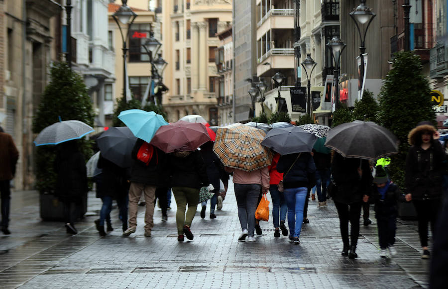 La Iglesia de la Vera Cruz, la iglesia de Nuestro Padre Jesús el Nazareno y la iglesia de las Angustias fueron algunas de las iglesias que abrieron sus puertas para poder ver las imágenes ya que por la lluvia no pudieron hacer su recorrido por las calles vallisoletanas. 