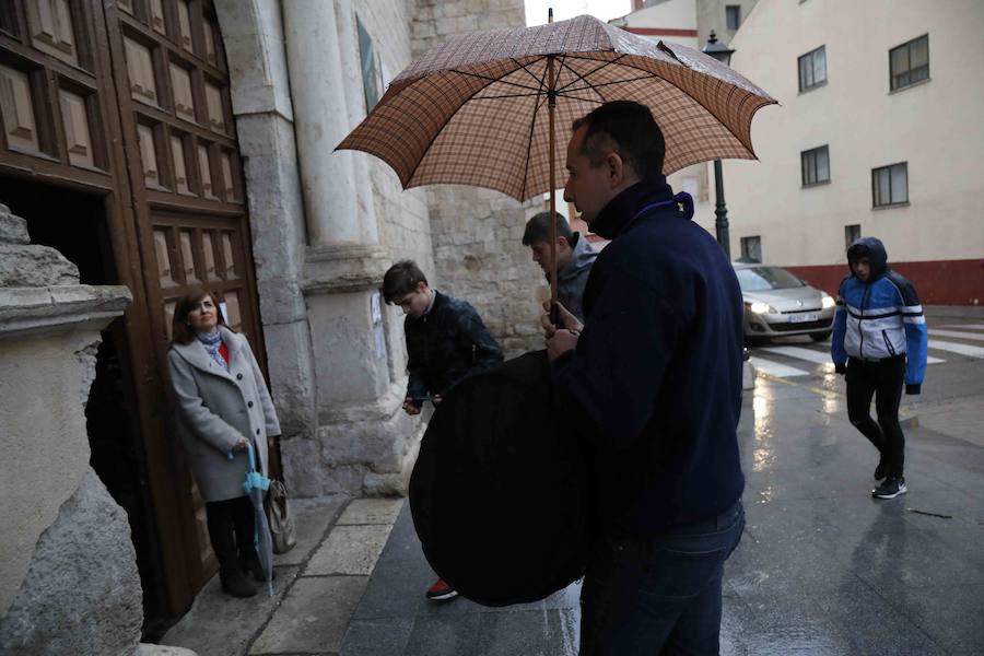 La lluvia, que empezó a caer a media tarde, hizo imposible que la Procesión Penitencial General del Viernes Santo se celebrase ayer en Peñafiel. 