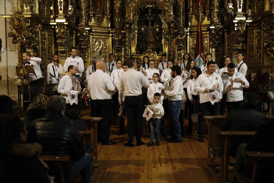 La lluvia, que empezó a caer a media tarde, hizo imposible que la Procesión Penitencial General del Viernes Santo se celebrase ayer en Peñafiel. 