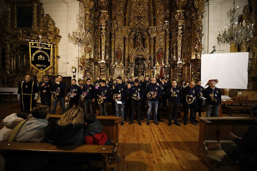 La lluvia, que empezó a caer a media tarde, hizo imposible que la Procesión Penitencial General del Viernes Santo se celebrase ayer en Peñafiel. 