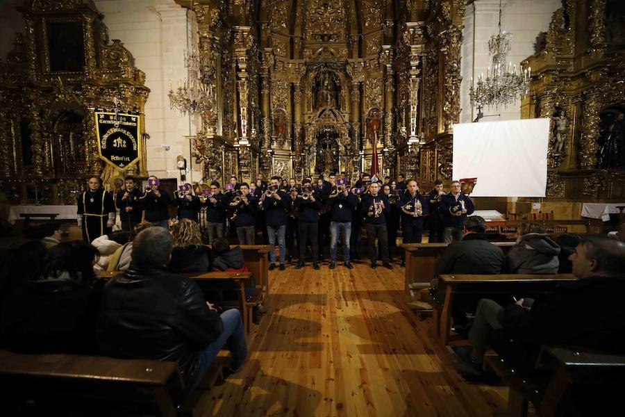 La lluvia, que empezó a caer a media tarde, hizo imposible que la Procesión Penitencial General del Viernes Santo se celebrase ayer en Peñafiel. 