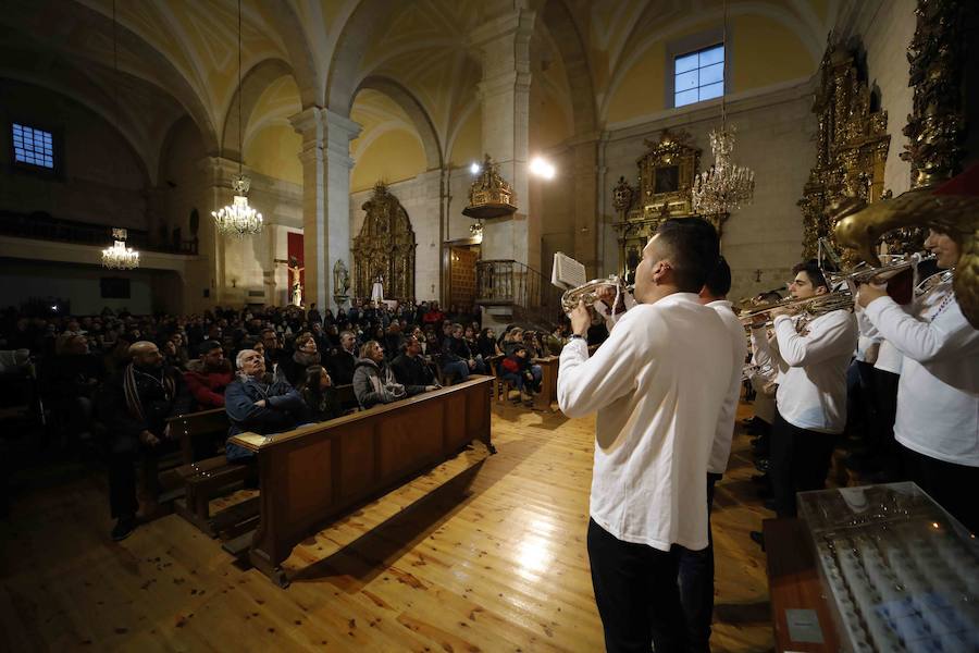 La lluvia, que empezó a caer a media tarde, hizo imposible que la Procesión Penitencial General del Viernes Santo se celebrase ayer en Peñafiel. 