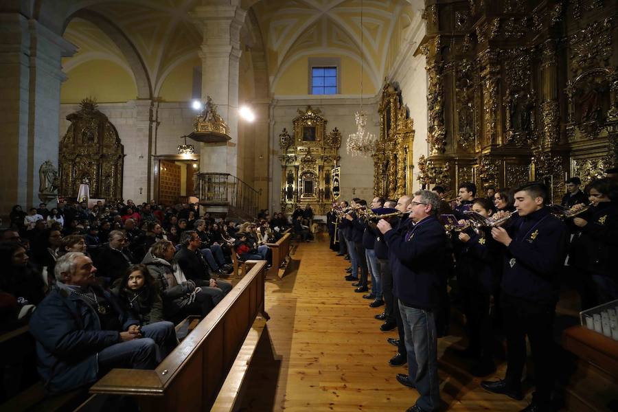 La lluvia, que empezó a caer a media tarde, hizo imposible que la Procesión Penitencial General del Viernes Santo se celebrase ayer en Peñafiel. 