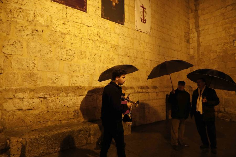 La lluvia, que empezó a caer a media tarde, hizo imposible que la Procesión Penitencial General del Viernes Santo se celebrase ayer en Peñafiel. 