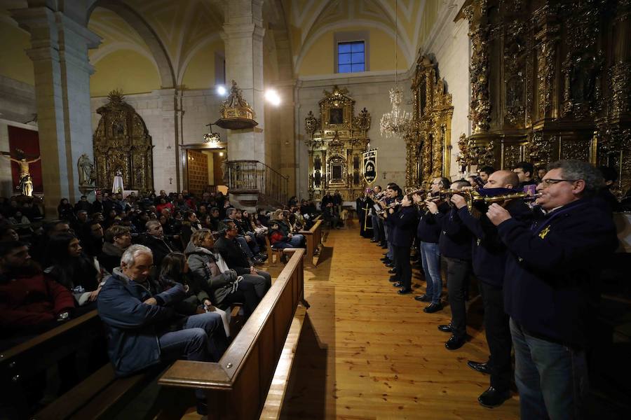La lluvia, que empezó a caer a media tarde, hizo imposible que la Procesión Penitencial General del Viernes Santo se celebrase ayer en Peñafiel. 